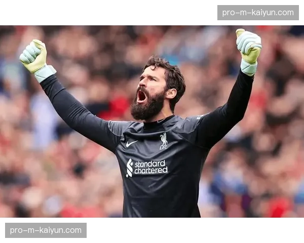 特写：老将米尔纳替补登场，完成个人第900场英格兰职业联赛出场